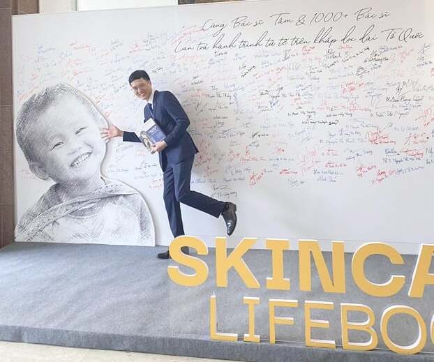 Ra mắt cuốn sách ‘Skincare Lifebook’, bác sĩ da liễu dành lợi nhuận để hỗ trợ điều trị Bớt cho trẻ em nghèo